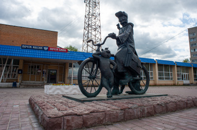 Луховицы, Памятник почтальону Печкину