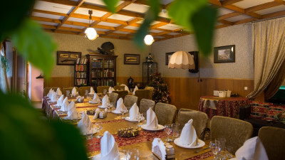 Каминная гостиная на территории базы отдыха "Боярская усадьба" в деревне Свистуха