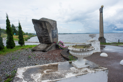 Дубна, Волга, Дубненская ГЭС, Строителям канала Москва-Волга