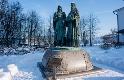 Дмитров, памятник Кириллу и Мефодию