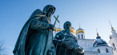 Дмитров, Успенский Кафедральный собор, памятник Кириллу и Мефодию