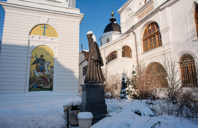 Дмитров, Успенский Кафедральный собор, памятник Серафиму Звездинскому