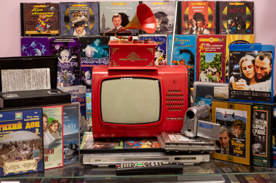 Выставка истории кинематографии в Долгопрудном, видеокассеты и карточки