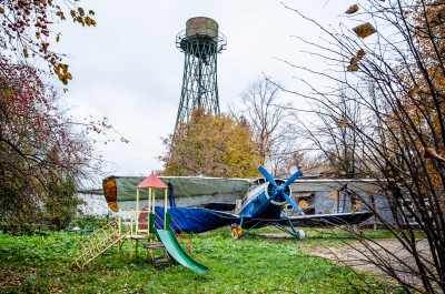 Лобня, Научный городок, водонапрная башня Шухова и самолёт АН-2