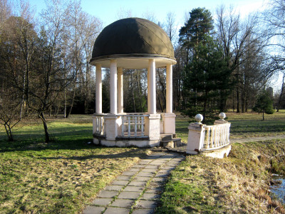 Усадьба Введенское, Ротонда у пруда в верхнем парке