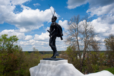 Верея,памятник И.С.Дорохову