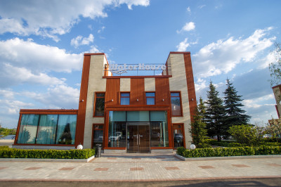 Яхт-клуб Water House