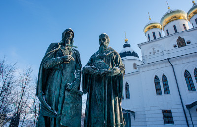 Дмитров, Успенский Кафедральный собор, памятник Кириллу и Мефодию