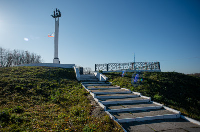 Дединово, Смотровая площадка, Стела фрегату Орёл