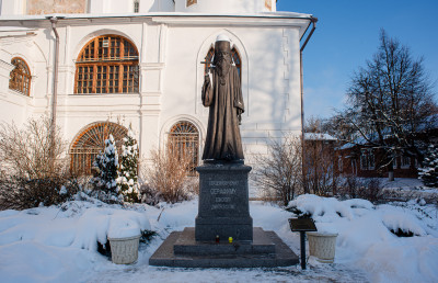 Дмитров, Успенский Кафедральный собор, памятник Серафиму Звездинскому