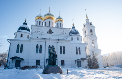Дмитров, Успенский Кафедральный собор, памятник Кириллу и Мефодию
