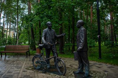 Дубна, Памятник Бруно Понтекорво и Венедикту Джелепову