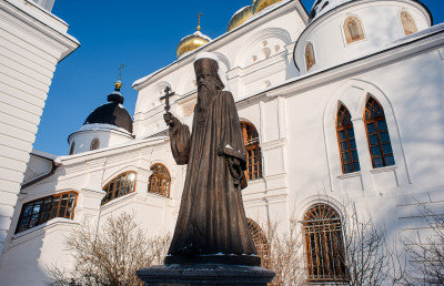 Дмитров, Успенский Кафедральный собор, памятник Серафиму Звездинскому