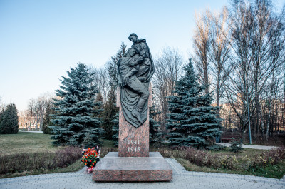 Химки, сквер Марии Рубцовой, памятник Сестра Милосердия