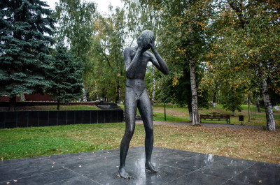 Дзержинский Сквер победы плачущий мальчик