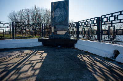 Дединово, Смотровая площадка, Стела фрегату Орёл, мемориальная табличка Петру 1